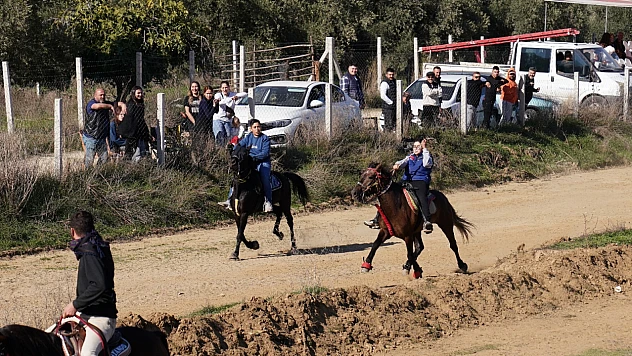 Tire'de geleneksel rahvan at yarışları büyük heyecana sahne oldu