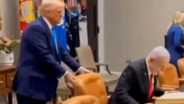 Trump'ın Netanyahu'nun sandalyesini çekmesi gündem oldu