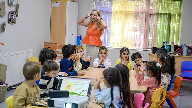 Yuvamız İzmir çocuk etkinlik merkezleriyle minikler hayata hazırlanıyor