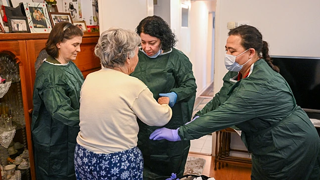 Bornova Belediyesi'nin evde bakım hizmetiyle yaşlı ve engelliler evlerinde yalnız değil