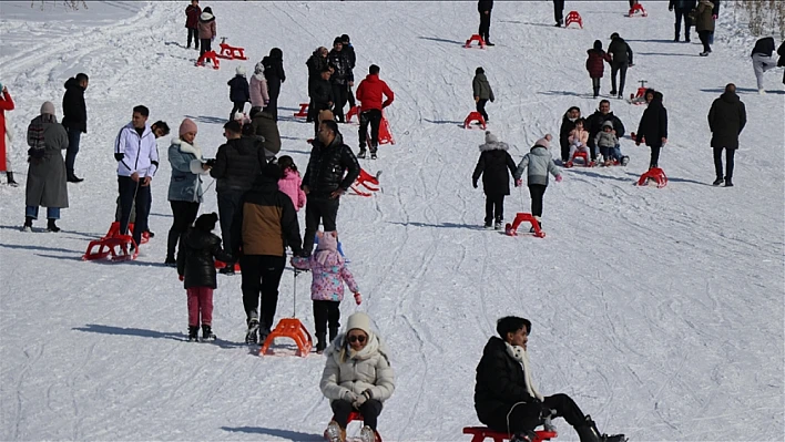 Ağrı'da kar yağışıyla birlikte kayak sezonu yeniden açıldı