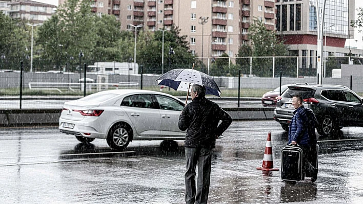 Aniden bastıran sağanak yağış hem Tavas'ta hem Ankara'da hayatı olumsuz etkiledi