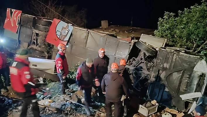 Antalya'da feci kaza: 1 ölü, 32 yaralı