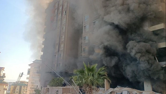 Antalya'da otel inşaatında yangın: Mahsur kalan 4 işçi kurtarıldı