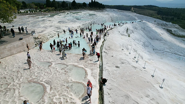 Aşırı termal su kullanımı Pamukkale'yi karartıyor!