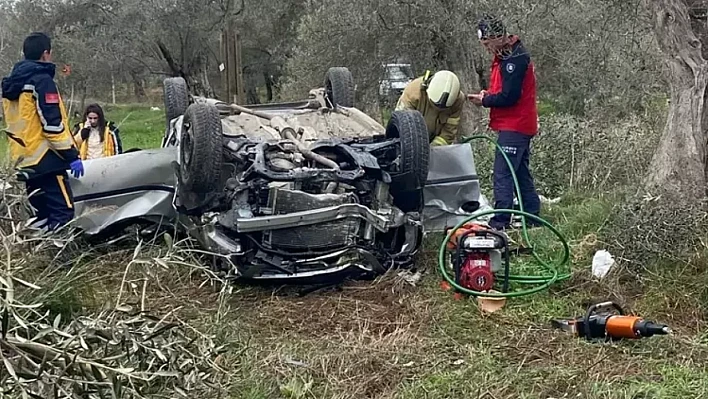 Balıkesir'de feci kaza: Otomobil tarlaya uçtu, 2 can kaybı!