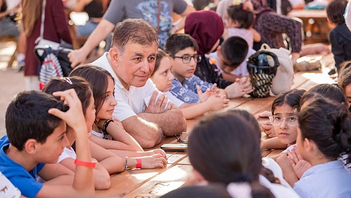 Başkan Cemil Tugay, İzmirli çocuklarla İEF'de buluşmaya devam ediyor