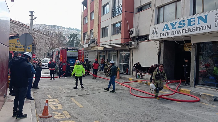 Basmane'de tekstil deposunda yangın: İtfaiye hızla müdahale etti