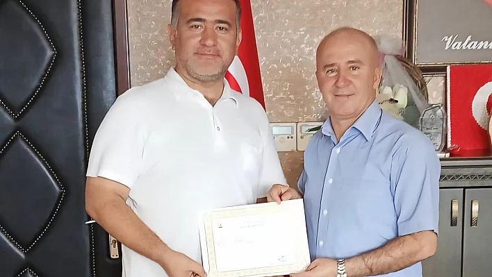Bayındır'da eğitime yön veren isimlere takdir belgesi