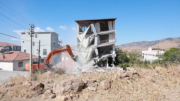 Bayraklı'da 5 katlı kaçak bina yıkıldı