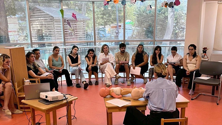 Bayraklı'da anaokulu öğretmenlerine hayat kurtaran ilk yardım eğitimi