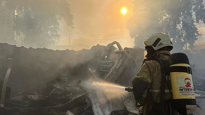 Bayraklı'daki konteyner yangını itfaiyenin hızlı nüdahalesiyle kontrol altına alındı