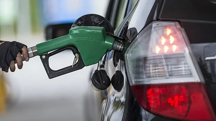 Benzin ve motorine yeni zam! Fiyatlar 54 TL'yi aştı