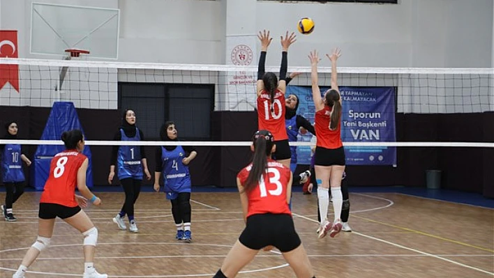 Beydağ'ın genç voleybolcuları dostluk maçında parladı