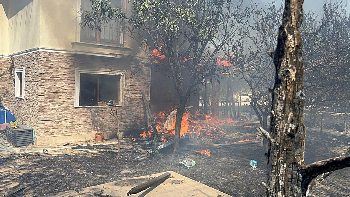 Çanakkale'de orman yangını villalara sıçradı