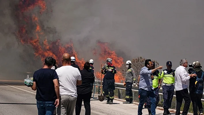 Çeşme'deki yangında havadan karadan müdahale sürüyor