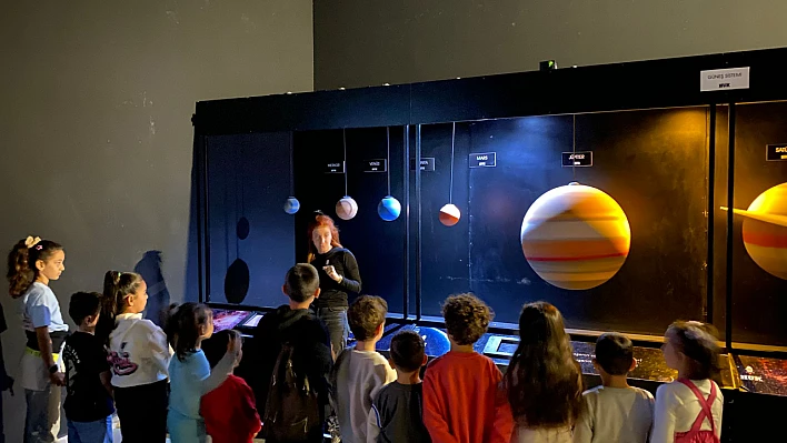 Çiğli'de 650 çocuk hayallerindeki uzayı astronomi kampüsünde çizdi