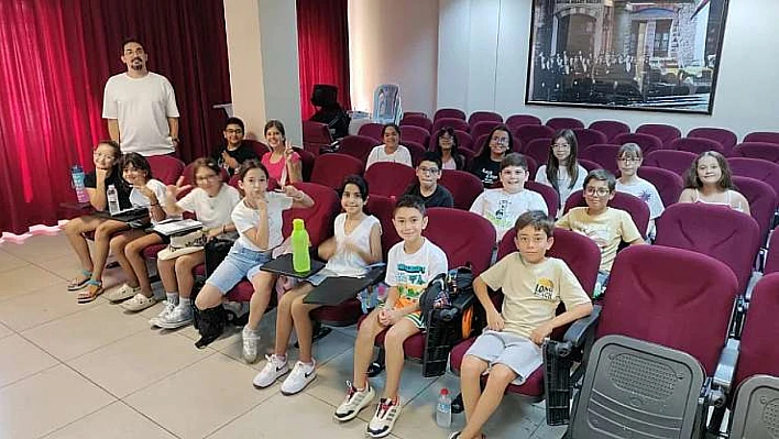 Çiğli Gençlik Tiyatrosu yeni sezona 'Sihirli kitap' ile merhaba diyor