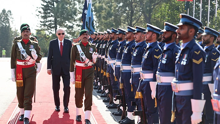 Cumhurbaşkanı Erdoğan Pakistan'da resmi törenle karşılandı