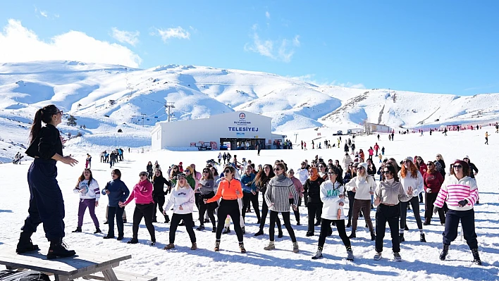Denizli'de Kar Üstünde Zumba Coşkusu