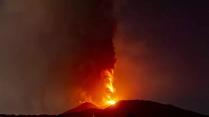 Etna Yanardağı'nda lav akışı devam ediyor