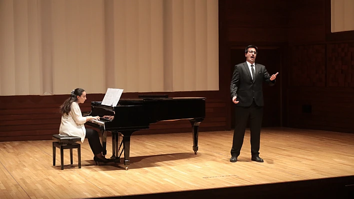 Genç opera solistleri elemeler için sahneye çıkıyor