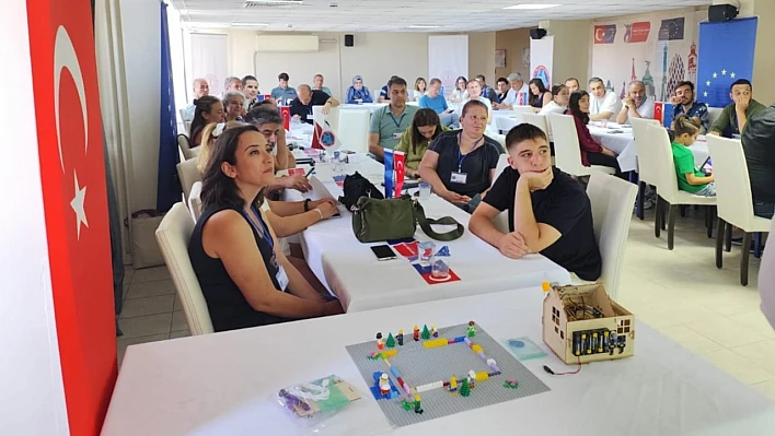 Genç zihinlerden büyük adımlar: Erasmus+ Projesi Çalıştayı İzmir'de ses getirdi