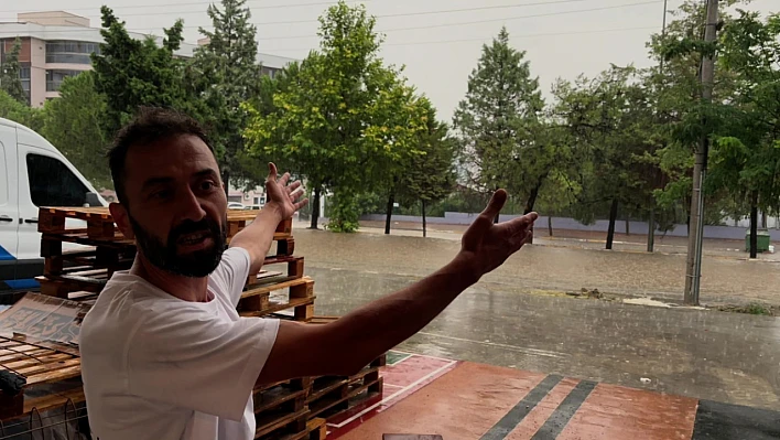 Göle dönen bulvarda kulaç attı