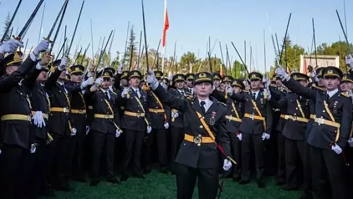 İhraç edilen teğmenlerden ilk dava!