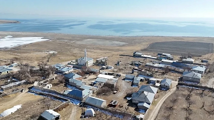 İki göl arasında saklı cennet: Bitlis'in Esenkıyı Köyü