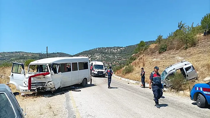İncir işçilerini taşıyan minibüs ticari araçla çarpıştı: 3'ü ağır 8 yaralı