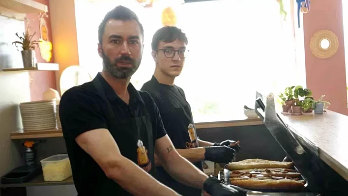 İşletmeden yangın bölgesine 2.500 tost desteği