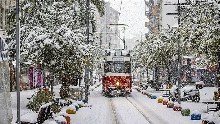 İstanbul'a kar geri döndü: Sıcaklıklar düştü, kar fırtınası kapıda