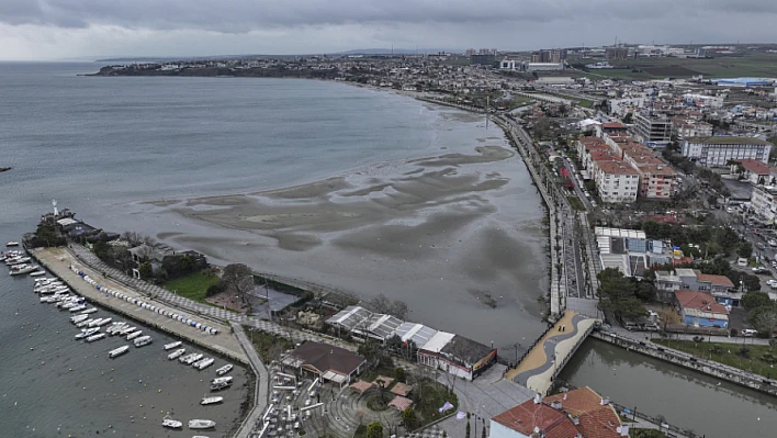 İstanbul'da deniz çekildi! Görenler endişelendi
