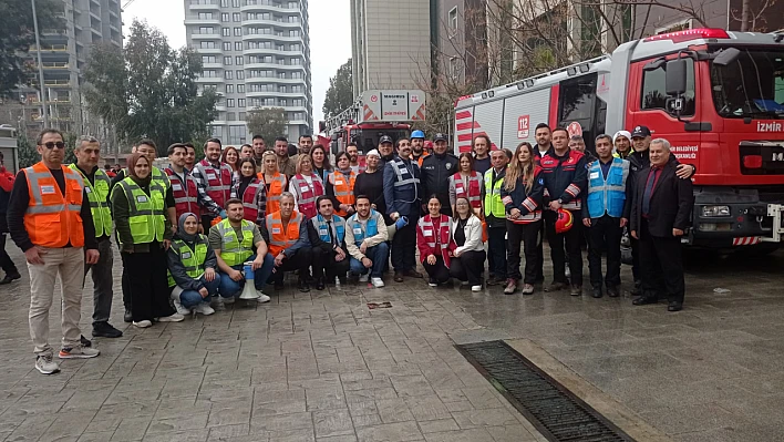 İzmir Bölge Adliyesi'nde, Sivil Savunma Günü'nde deprem ve yangın tatbikatı