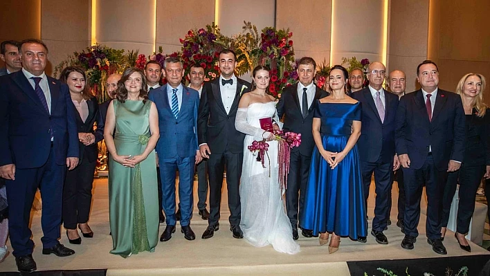 İzmir Büyükşehir Belediye Başkanı Dr.Cemil Tugay'ın kızı dünya evine girdi