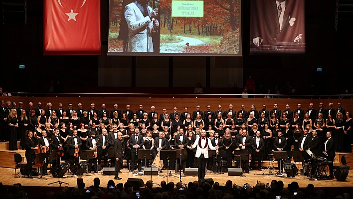 İzmir Büyükşehir Belediyesi korosu 'Sonbahar Şarkıları'yla İzmir'lilerin yüreğine dokundu