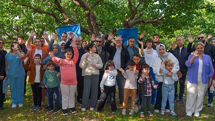 İzmir Büyükşehir Belediyesi'nden patili dostumuz projesi: Engelli çocuklar hayvanlar ve doğa ile buluşuyor