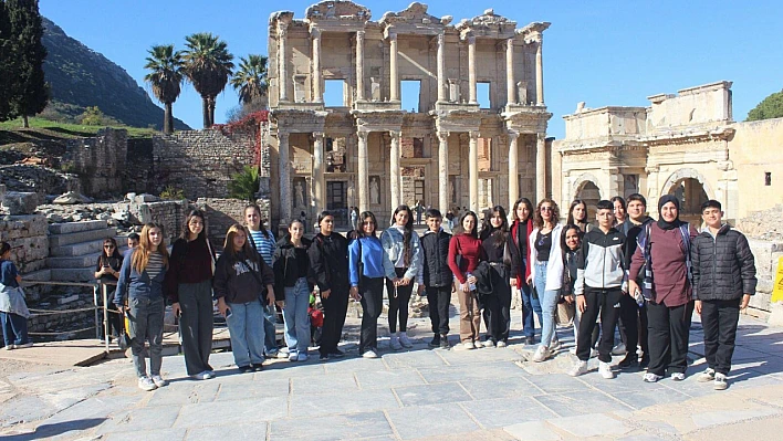 İzmir Büyükşehir Belediyesi'nden öğrencilere tarih ve müzik molası