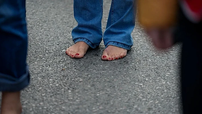 İzmir Büyükşehir Belediyesi'nde iş bırakma eylemi: İşçiler çıplak ayakla yürüdü
