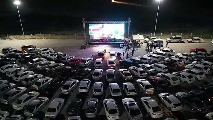İzmir'de arabada film keyfi: Sinematek gösterimleriyle nostaljik deneyim