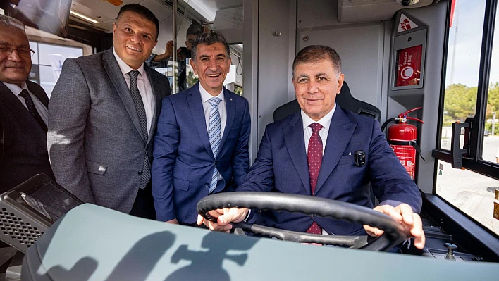 İzmir'de bir ilk: Kadın şoförlerin kullandığı elektrikli otobüsler rüzgar ve güneşle çalışacak