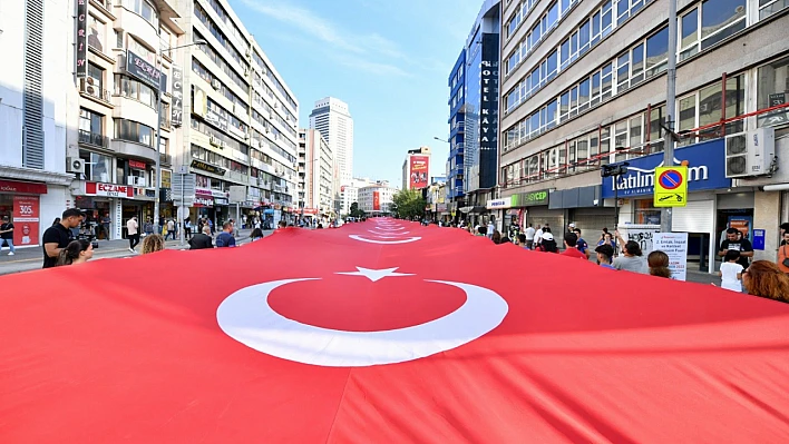 İzmir'de geleneksel Zafer yürüyüşü coşkusu