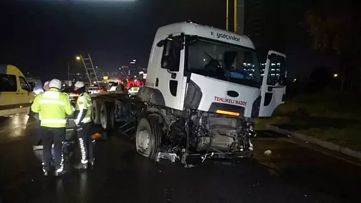 İzmir'de kontrolden çıkan tanker taksiye çarptı