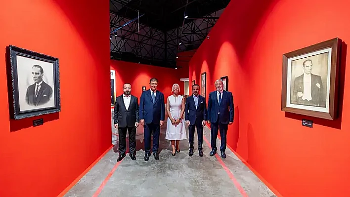 İzmir'de sanatın kalbi Kültürpark'ta atıyor: Atatürk ve Refik Anadol sergileri açıldı
