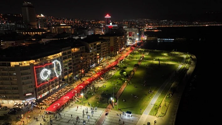 İzmir'de sessiz fener alayı: Şehitlere Saygı, Kurtuluşa Minnet