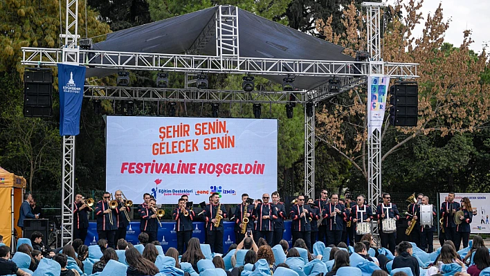 İzmir'de üniversite yaşamına hoş geldin festivali coşkuyla başladı