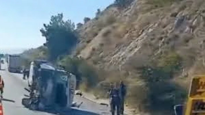 İzmir-Denizli yolunda otomobil takla attı