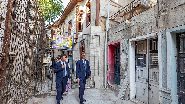 İzmir'in tarihi mirası gün yüzüne çıkıyor: Başkan Tugay'dan Basmane ve Kemeraltı'nda inceleme turu
