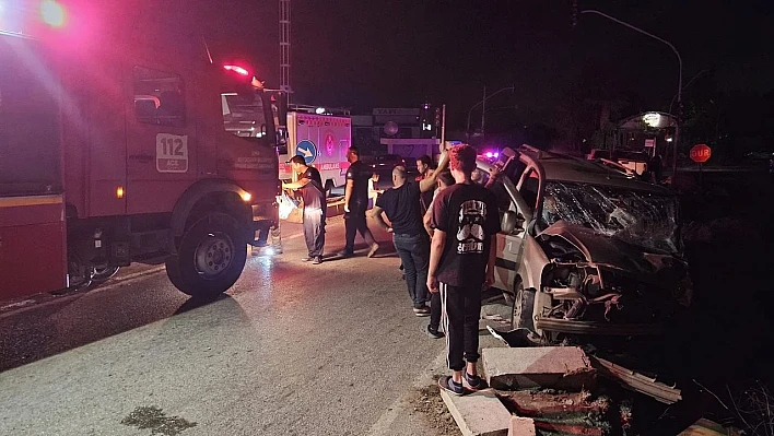 kamyonet ile otomobil foça'da çarpıştı: 2'si ağır 7 yaralı